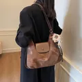 Braune weiche Leder-Schultertasche mit süßem Schaf-Anhänger und verstellbarem Riemen - 31*12*28 / Braun mit Anhänger