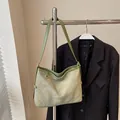 Borsa tote trapuntata verde salvia con texture scamosciata e dettagli in metallo oro - Standard / Verde