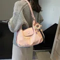 Schultertasche mit rosa Marmormuster und Plüschtier-Anhänger am Modell getragen - 31*12*28 / Rosa Mit Anhänger