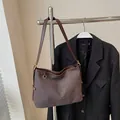 Grande borsa tote retrò in pelle trapuntata marrone scuro con elegante scritte dorate - Standard / Marrone