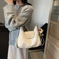 Schicke cremefarbene Halbmond-Tasche mit süßem Bärenanhänger und Plüsch-Deko - 31*12*28 / Beige mit Anhänger