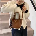 Braune Leder-Eimertasche für Damen mit Handgriffen und verstellbarem Schultergurt - Mit Anhänger / Braun