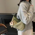 Sac hobo matelassé vert olive avec breloque mouton pour un style d'hiver décontracté - Avec Pendentif Mouton / Vert