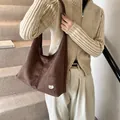 Dunkelbraune Oversize-Wildleder-Tragetasche mit silbernem Herz-Anhänger und Reißverschluss - 34x10x37cm / Braun