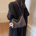 Sac cabas matelassé marron foncé en cuir avec charme mouton en peluche et logo doré - Avec Pendentif Mouton / Marron