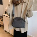 Borsa a tracolla da donna in nylon nero con stampa ELB e ampia tracolla in tessuto grigio - Taglia unica / Nero