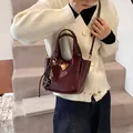 Schicke burgunderrote Eimertasche aus Glanzleder mit Griff und Smiley-Anhänger - Mit Anhänger / Burgunderrot