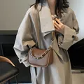 Braune Halbmond-Tasche aus Leder mit goldener Kette und verstellbarem Schultergurt - Braun