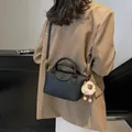 Schicke schwarze Leder-Handtasche mit Schaf-Anhänger und verstellbarem Riemen - Klein / Schwarz (mit Anhänger)