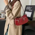Retro burgunderrote Lackleder-Achseltasche mit Silberschnallen und modischem Y2K-Punk-Stil - Rot