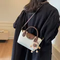 Weiße Umhängetasche mit Lychee-Muster, brauner Lederklappe und süßem Schaf-Anhänger - Klein / Beige (Mit Anhänger)