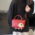 Rote Crossbody-Tasche aus strukturiertem Leder mit runden Griffen und Schaf-Anhänger - Klein / Weinrot (Mit Anhänger)