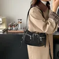 Schicke schwarze Lackleder-Achseltasche im Y2K-Biker-Stil mit Silberschnallen - Schwarz