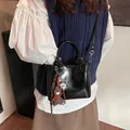 Bolso de mano de cuero PU negro con colgante de oso y correa de hombro ajustable - Negro Con Colgante De Conejo