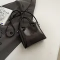 Mini bolso tote retro de charol marrón oscuro con asa anudada y correa bandolera - Marrón