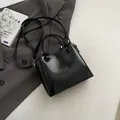 Mini bolso tote de charol negro brillante con correa ajustable y detalles plata - Negro