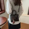 Bolso tote retro marrón oscuro brillante con colgante de conejo tipo bandolera - Café con Colgante