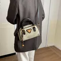 Elegante borsa da bowling bianco crema con cinturini in pelle nera e patch triangolare - 21*7.5*14 / Nero
