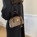 Borsa bowling retrò marrone grigio con manici scuri e ciondolo con logo dorato - 21*7.5*14 / Marrone