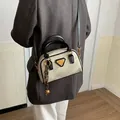 Borsa Boston retrò verde grigio con ciondoli dorati e manici in pelle nera - 21*7.5*14 / Nero Con Pendente A Coniglio
