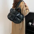 Κομψή μαύρη γυαλιστερή καπιτονέ τσάντα με επένδυση και ρυθμιζόμενο λουράκι ώμου - Μαύρο
