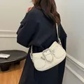 Schicke cremeweiße Schultertasche aus Kunstleder mit Silberbeschlägen und Vordertaschen - 26*7*14 / Weiß