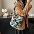 Bolso tote de lana de cordero con estampado floral de otoño llevado por una modelo en café - Floral Verde
