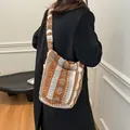 Bolso tote de felpa invernal con rayas marrones y grises sobre un abrigo de lana negro - Rayas Marrones