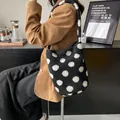 Bolso de peluche con lunares para mujer, textura suave y gran capacidad tipo tote - Lunares negros