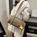 Khaki Zylindertasche mit Buchstabenprägung, verstellbarem Gurt und Baseball-Anhänger - 28*14*14 / Grau (Mit Anhänger)