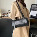 Schwarze zylindrische Schultertasche mit geprägten Buchstaben am Modell getragen - 28*14*14 / Schwarz (Ohne Anhänger)