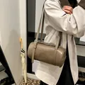 Braune Vintage-Zylindertasche aus Kunstleder mit geprägten Buchstaben für Damen - 28*14*14 / Grau (Ohne Anhänger)