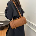 Braune Vintage-Zylindertasche aus Leder mit Prägung und verstellbarem Schultergurt - 28*14*14 / Braun (Ohne Anhänger)