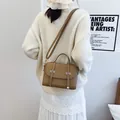 Bruine retro crossbody handtas voor dames met verticaal reliëf en lange schouderriem - Khaki