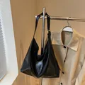 Sac hobo minimaliste noir en cuir huilé brillant avec boucle dorée ajustable - Noir sans Pendentif
