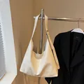 Sac hobo chic en cuir verni beige avec bandoulière réglable et boucle argentée - Blanc Cassé Sans Pendentif