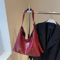 Grand sac cabas bordeaux vintage en cuir huilé avec bandoulière réglable chic - Rouge Vin Sans Pendentif