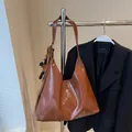 Grand sac cabas marron caramel en cuir ciré brillant avec pendentif décoratif - Brun Sans Pendentif
