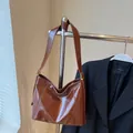 Bolso hobo retro de cuero marrón con gran capacidad y correa de hombro ajustable - Marrón