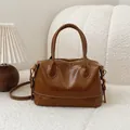 Sac Boston vintage marron en cuir brillant avec surpiqûres blanches et dorures - Sans Pendentif / Marron