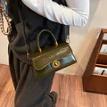 Vintage dunkelgrüne Handtasche aus Ölwachsleder mit goldenem Drehverschluss und Schultergurt - Grün