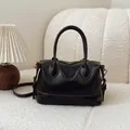 Sac Boston rétro noir en cuir avec surpiqûres contrastées et garniture dorée chic - Sans Pendentif / Noir