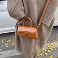 Braune Handtasche aus Lackleder mit Vintage-Metallverschluss und Tragegriff - Gelbbraun