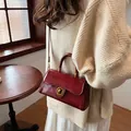 Vintage Umhängetasche aus burgunderrotem Leder mit goldenem Ringverschluss und Griff - Rot