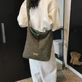 Sac fourre-tout en peluche vert mousse avec matière laineuse et doublure à carreaux - 38x10x34cm / Bandoulière Vert