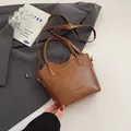 Vintage brown leather tote bag with double handles and an adjustable shoulder strap - No Pendant / Brown