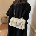 Off-white crossbodytas met accordeonstructuur en zilverkleurige druksluiting - Wit