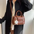 Bolso Boston vintage de cuero PU marrón con colgante de peluche y correa ajustable - Marrón con Colgante
