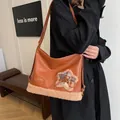 Braune Schultertasche aus Leder mit beigem Stern-Patch und kariertem Schleifendetail - Braun