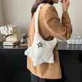 Schicke weiße Plüschtasche in Sternform mit weichem Kunstfell und Stickerei-Detail am Gurt - Weiß